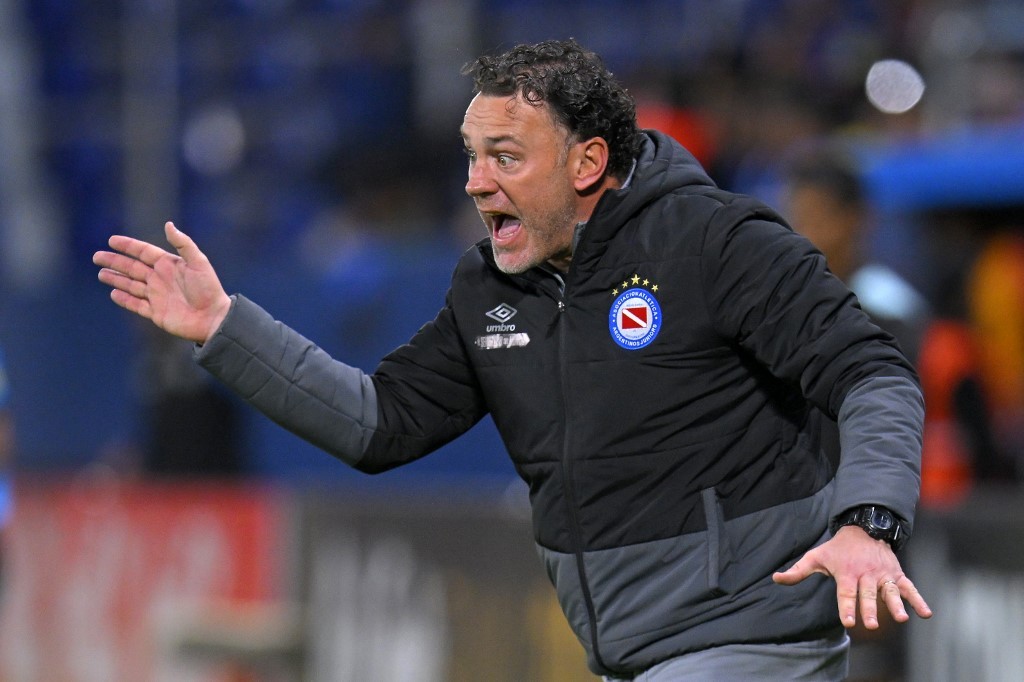 "Tiene que aprender": el mensaje de Milito para un jugador de Argentinos expulsado tras finalizar el partido | Deportes