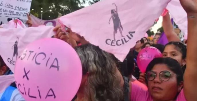 Marcha a un mes de la desaparición de Cecilia: tiñeron de rosa el puente que une Chaco y Corrientes | Actualidad