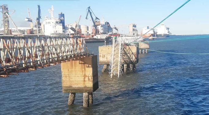 Cuatro personas cayeron al agua tras colapsar una pasarela en un sector del puerto bahiense | Actualidad