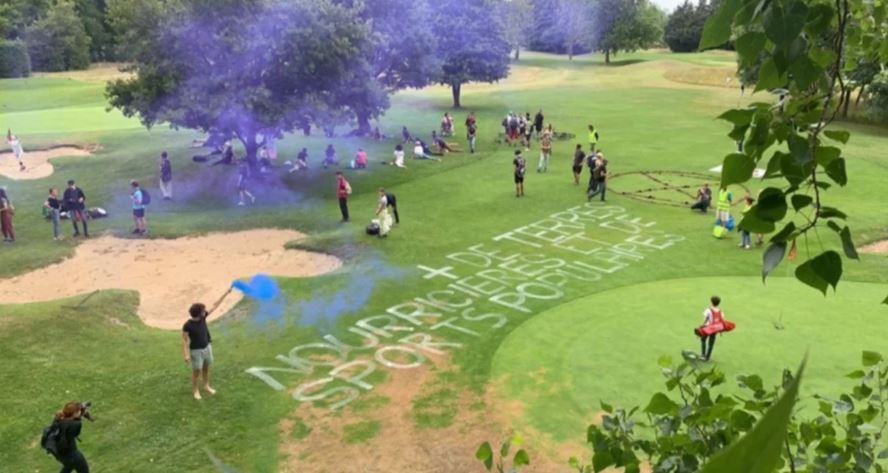 España: activistas tapan hoyos de campos de golf para denunciar el "despilfarro de agua" | Internacionales