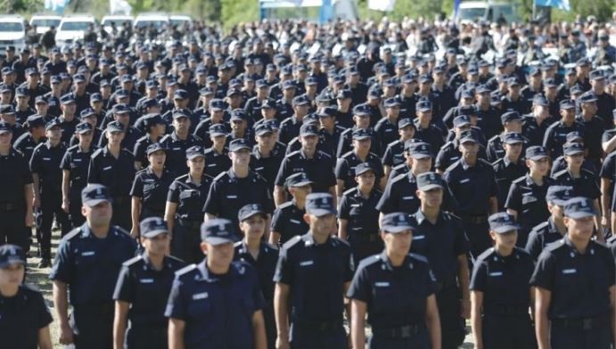 El Gobierno fijó aumentos salariales para el personal militar y policial | Política
