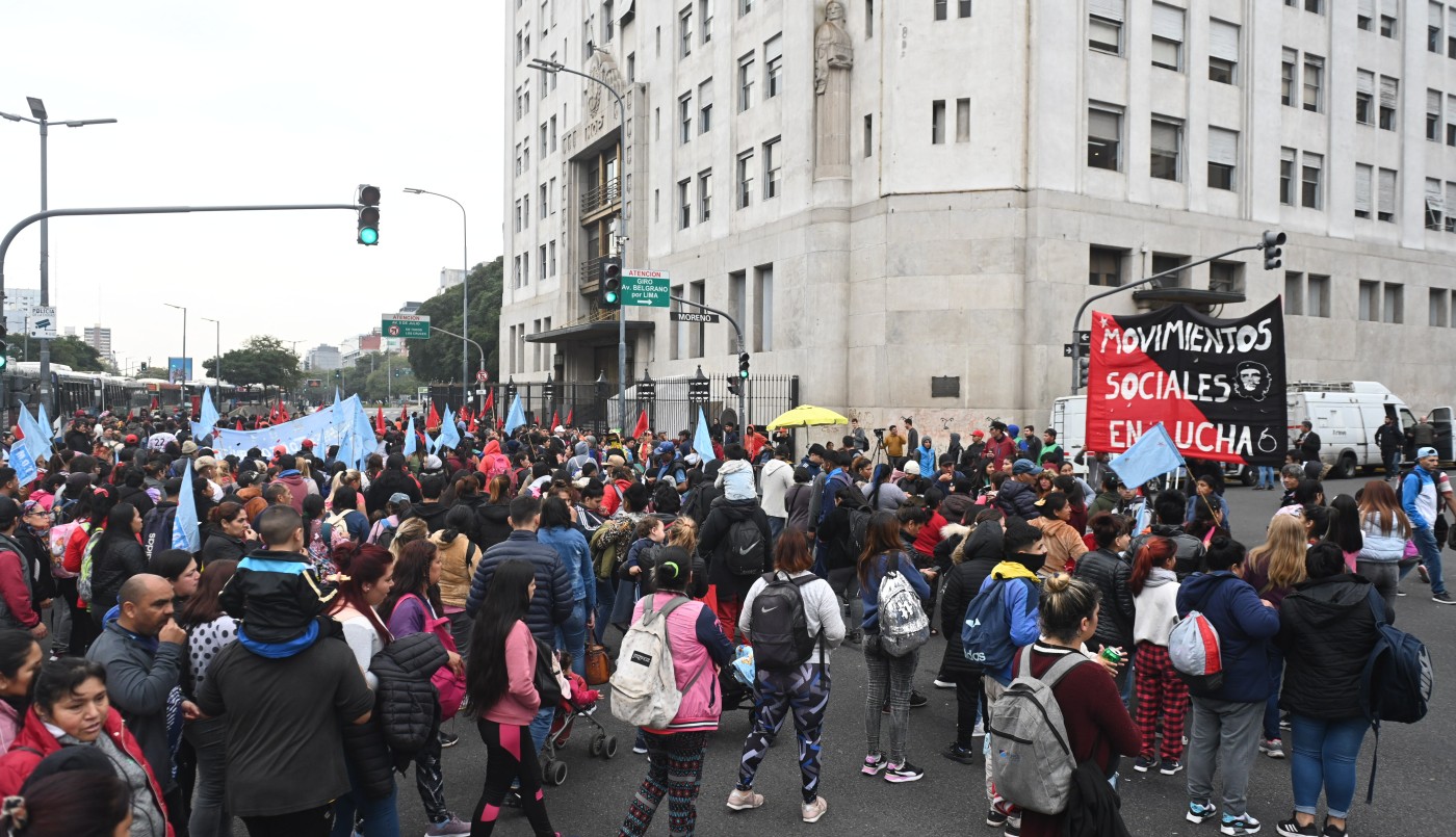 Jornada de acampe y cortes de tránsito en la 9 de Julio: reclamo por planes sociales | Actualidad