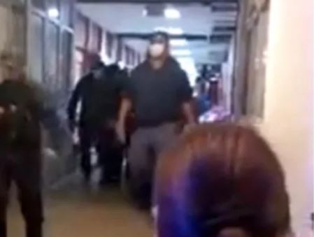 Al grito de "asesino", llevaron a Emerenciano Sena a un hospital para un control médico | Actualidad
