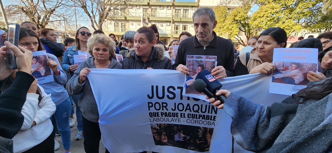 La madre de Joaquín marchó a la escuela de su hijo y arremetió contra docentes y autoridades | Actualidad