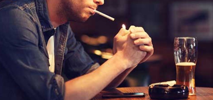 Se volcó una bebida alcohólica mientras encendía un cigarrillo, se prendió fuego y murió | Actualidad