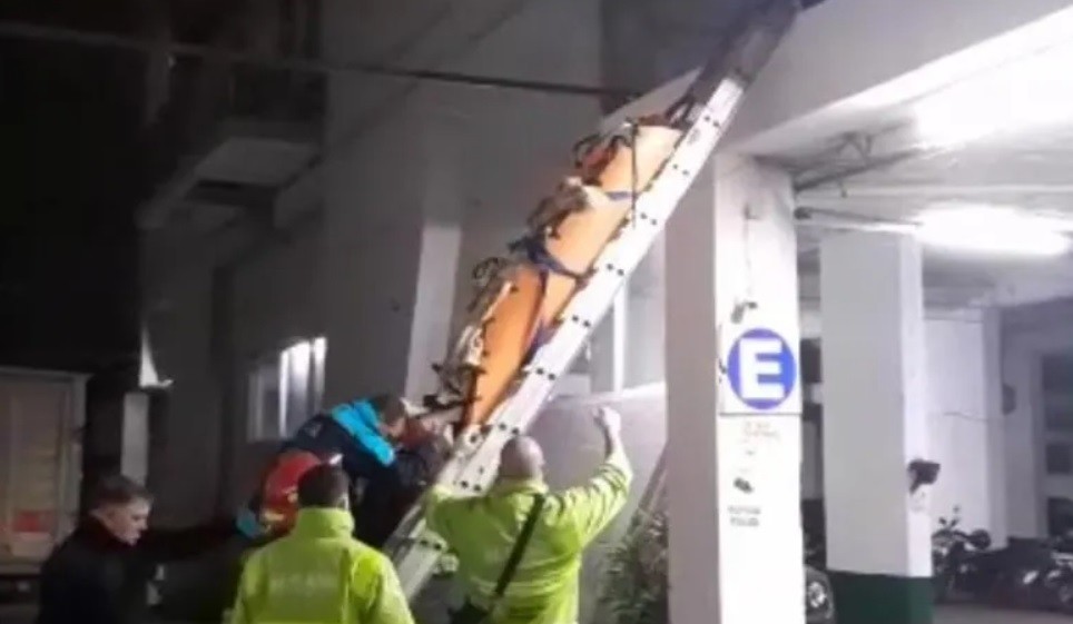 Está grave un ladrón que entró a robar en un departamento y cayó por la ventana | Actualidad