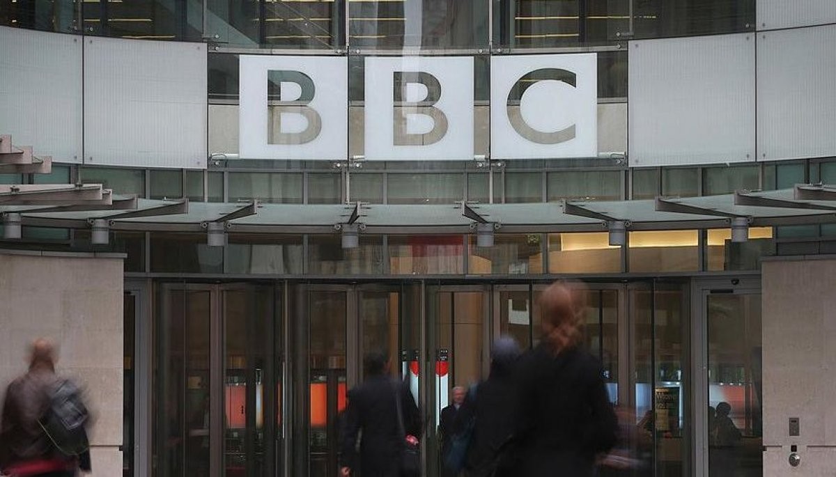 La BBC suspende a presentador acusado de pagarle a un menor por fotos explícitas | Espectáculos