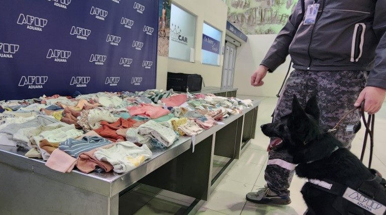 Traía en la valija 300 prendas de bebé sin declarar y se las incautaron en el Aeropuerto | Actualidad
