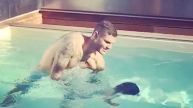 La extraña forma de Icardi de enseñarle a nadar a su hija | Espectáculos