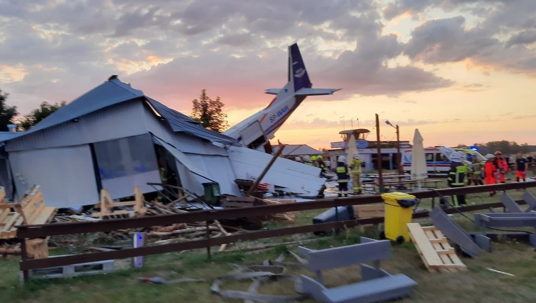 Tragedia en Polonia: una avioneta cayó en picada, se incrustó en un hangar y mató a cinco personas | Internacionales