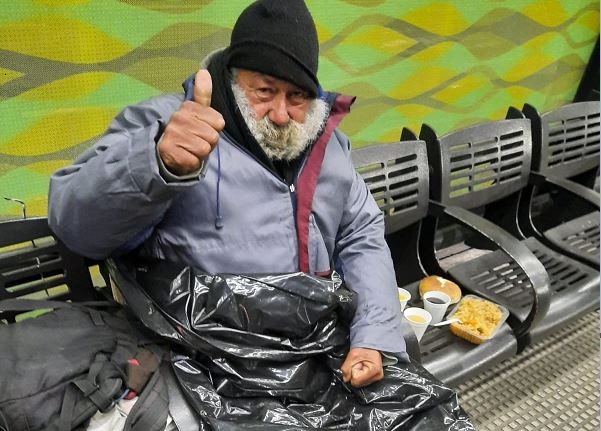 Recolectan sachets vacíos para hacer protectores aislantes para personas en situación de calle | Actualidad