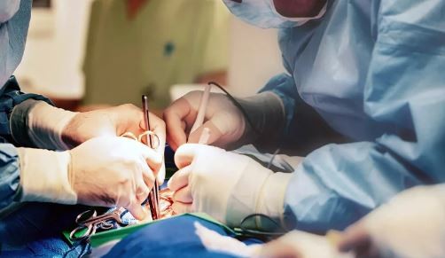 Laboratorios y empresas de salud suspenderán trasplantes y cirugías por falta de insumos importados | Actualidad