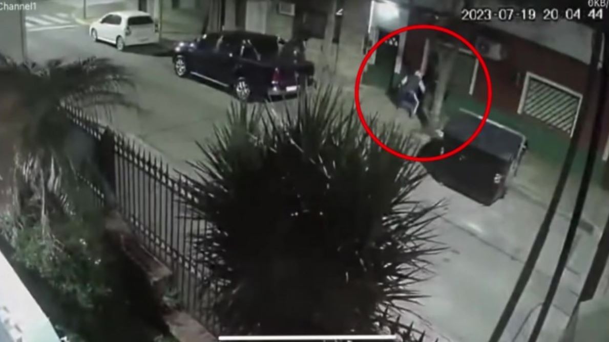 Video: tres ladrones las sorprendieron cuando bajaban cosas del auto, les robaron y las manosearon | Actualidad