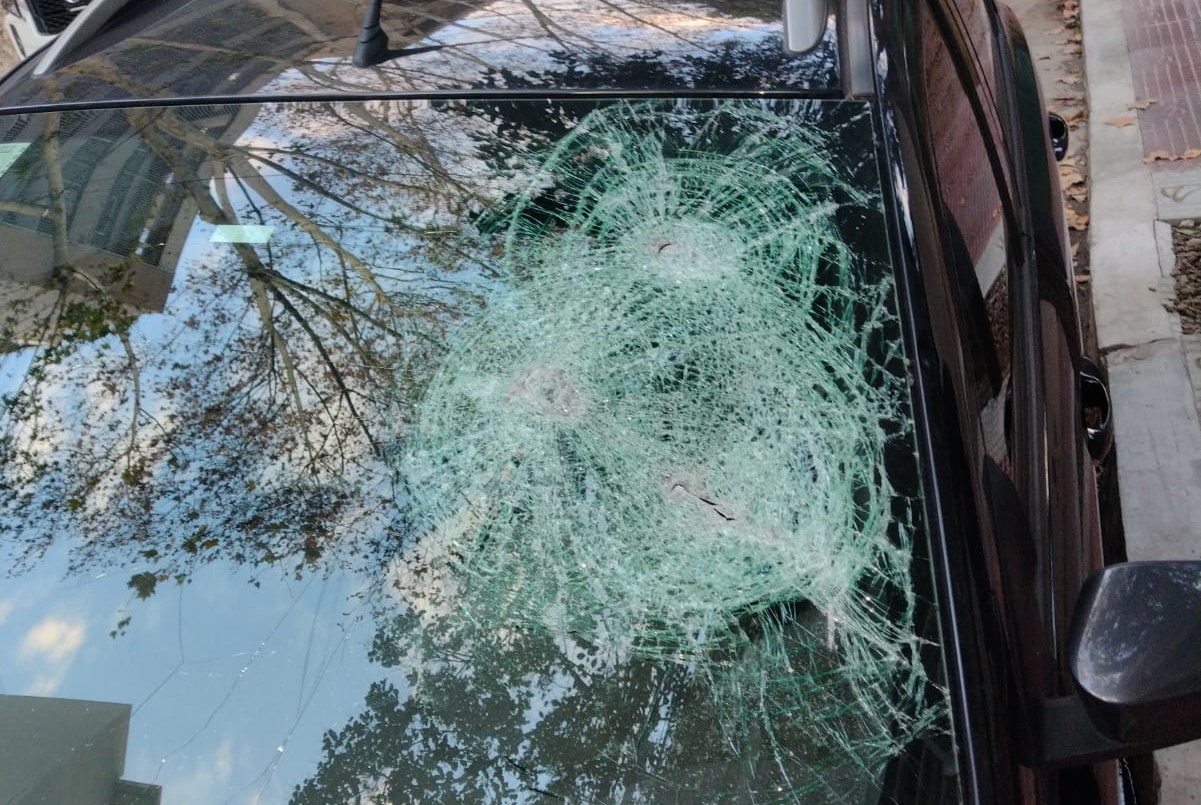 Imputaron a un hombre por daños y amenazas tras golpear con un hacha el auto que chocó su vehículo | Actualidad