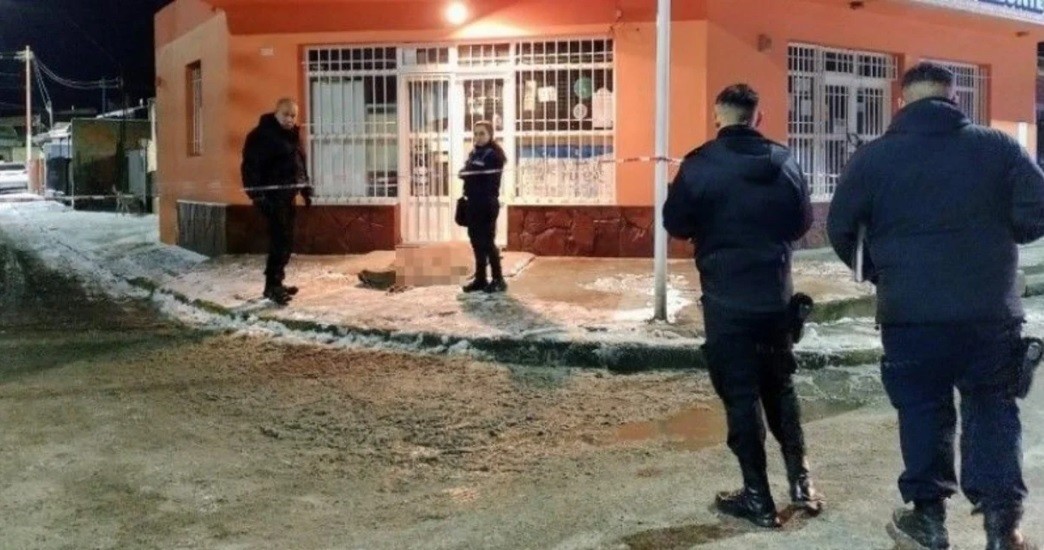 Salió de un comercio, resbaló por la escarcha, se golpeó y murió | Actualidad