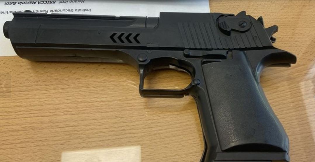 Córdoba: un alumno de primer año llevó una réplica de arma de fuego al colegio | Actualidad