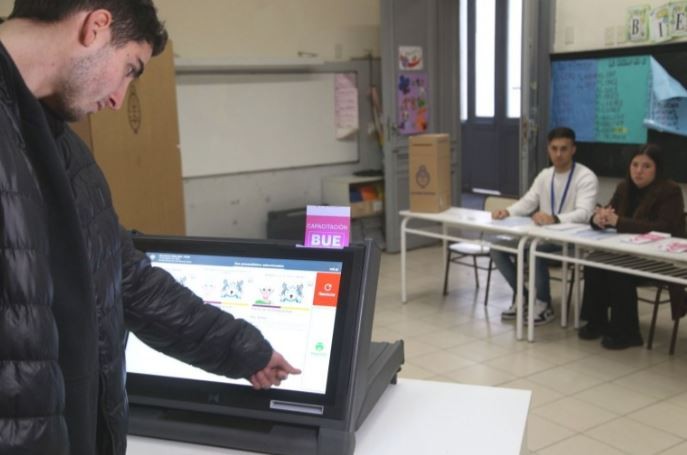 Habilitaron 150 lugares en CABA para que la gente practique el voto electrónico | Elecciones 2023