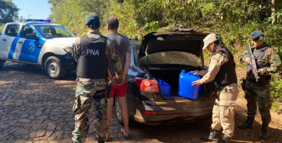 Detienen a un hombre que llevaba bidones con 60 litros de cocaína líquida en un auto en Misiones | Actualidad