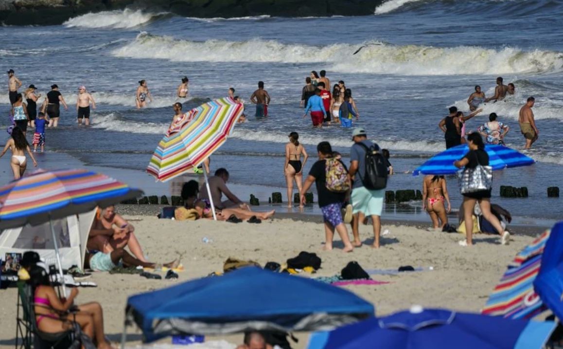 Una mujer fue atacada por un tiburón mientras nadaba en una playa de Nueva York | Internacionales