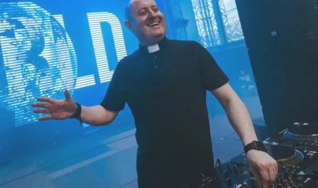 Un cura DJ animó con música tecno la previa de la Jornada Mundial de la Juventud y revolucionó a las redes | Internacionales