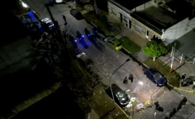 Crimen de Morena: furia de vecinos e incidentes con cinco policías heridos frente a la comisaría | Actualidad