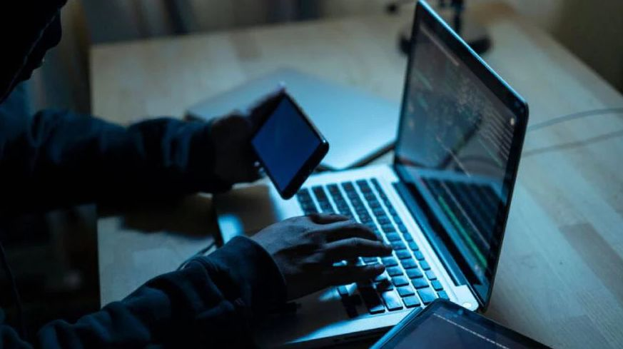 Detuvieron a dos jóvenes que crearon cerca de 1.000 cuentas falsas de una plataforma de contenidos | Actualidad