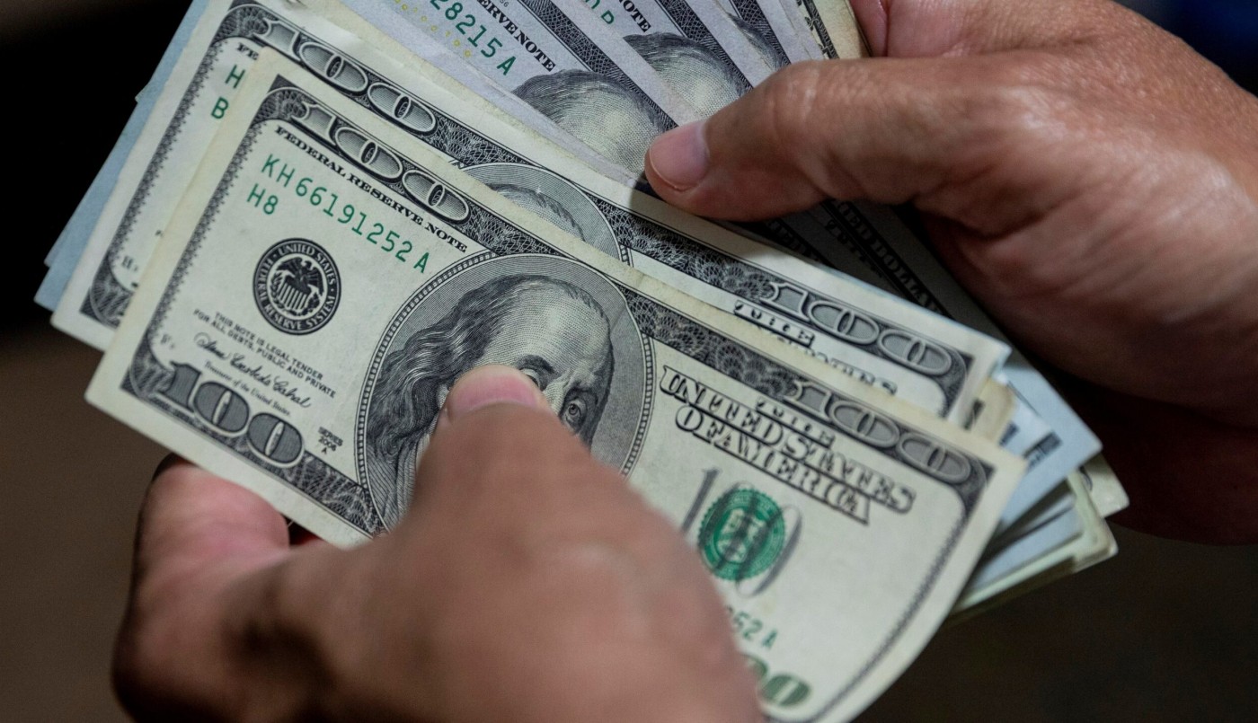 Dólar blue: tras haber tocado los $800, retrocede pero igual se ubica en níveles récord | Economía