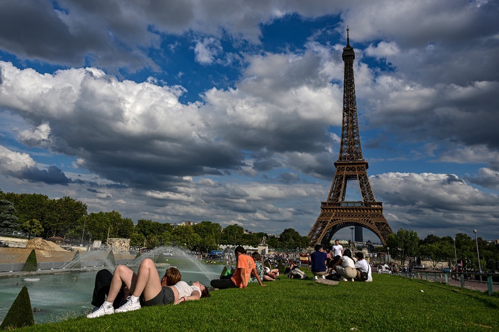 Un hombre saltó en paracaídas desde la Torre Eiffel: fue detenido | Internacionales