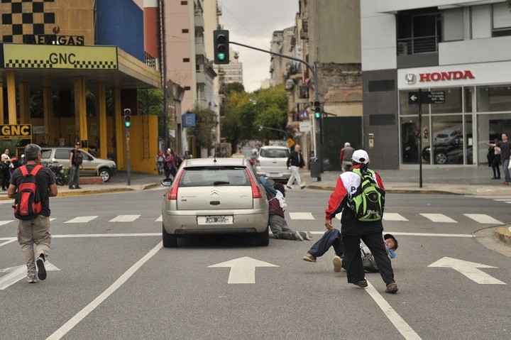 Intentó pasar un piquete con el auto y arrastró 50 metros a un manifestante | Política