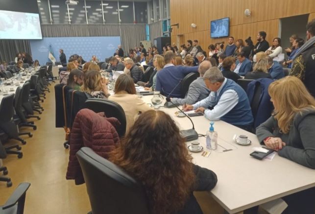 Sin acuerdo con JxC, el oficialismo firmó dictamen a favor del proyecto de ampliación de licencias de trabajo | Política