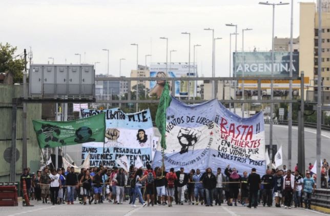 Piqueteros cortaron la autopista del Oeste y merodearon un shopping | Actualidad