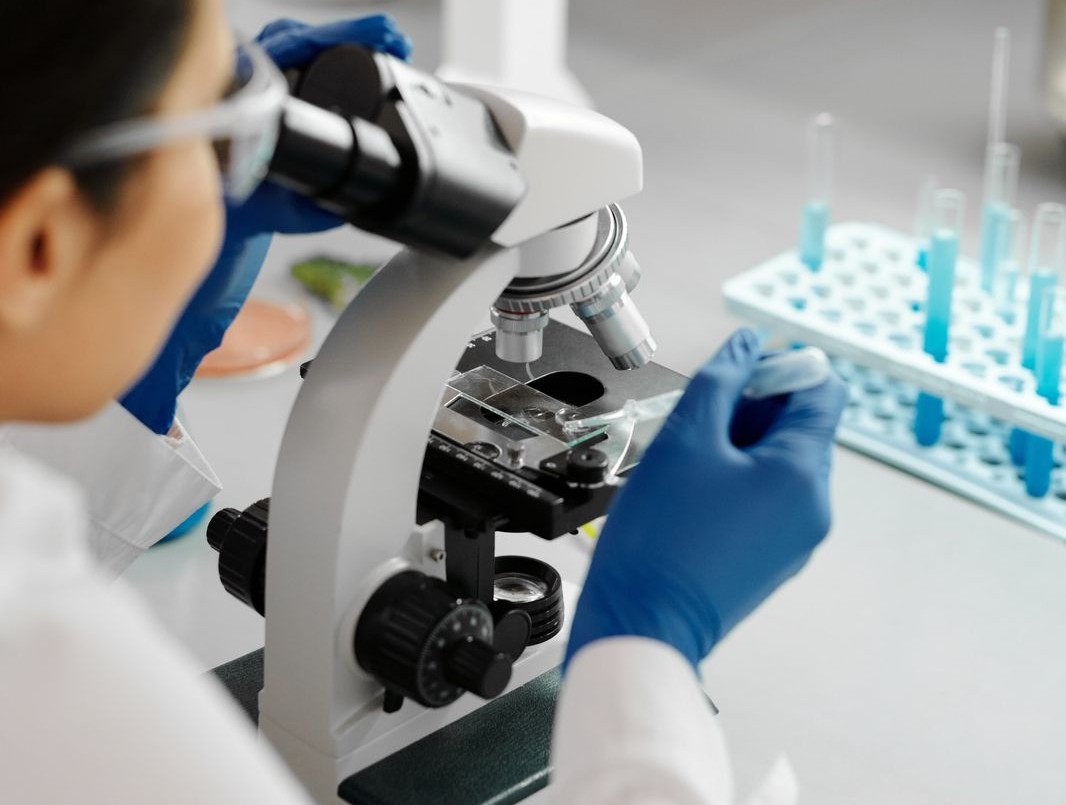 Científicos de la UBA estudian mutaciones de virus respiratorios para perfeccionar vacunas | Actualidad