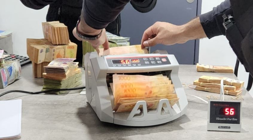 Dólar blue: realizaron 26 allanamientos, detuvieron a 15 personas y hallaron u$s 575 mil ocultos en un auto | Economía