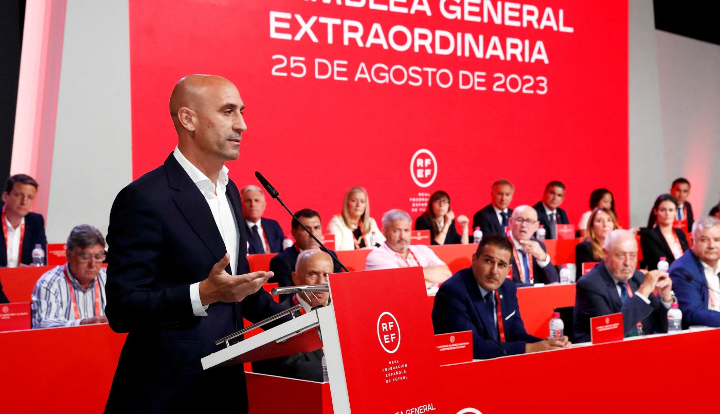 La FIFA suspendió temporalmente a Rubiales por el beso no consentido a la futbolista española | Deportes