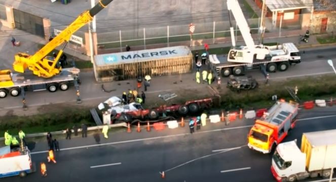 Un camión chocó y volcó sobre un auto en Panamericana: murieron una nena de 9 años y el camionero | Actualidad