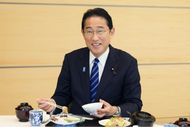 El primer ministro japonés come pescado de Fukushima para mostrar que es "seguro y delicioso" | Internacionales