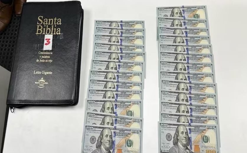 Hallaron casi US$ 17.000 ocultos en tres biblias que iban a ser enviadas a Estados Unidos por courier | Actualidad