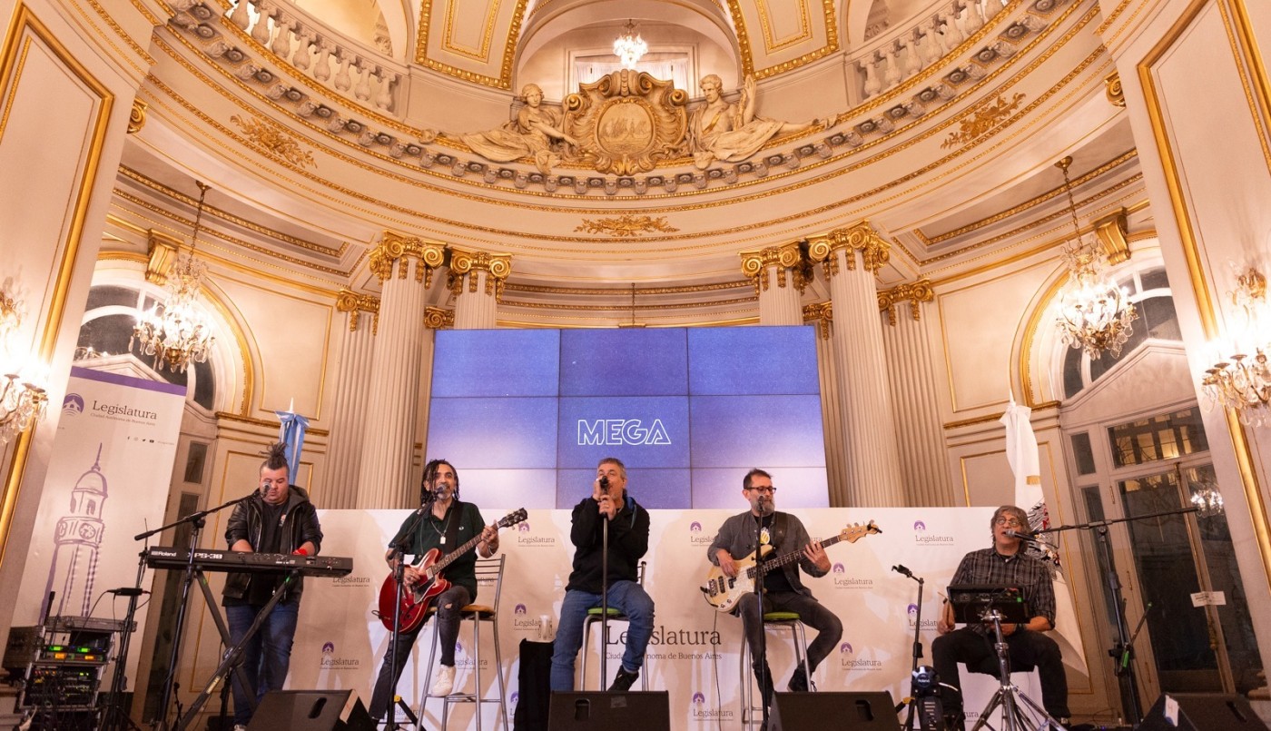 Distinguen a Memphis la Blusera a 45 años de su conformación | Espectáculos