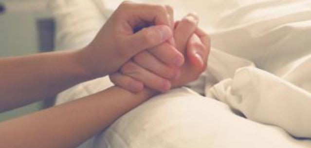 Vecinos denunciaron olores nauseabundos: descubrieron a una mujer conviviendo con el cadáver de su madre | Actualidad