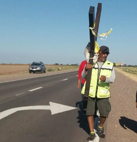 Video: quién es el peregrino que carga una cruz en sus hombros caminando de Tucumán a Salta | Actualidad