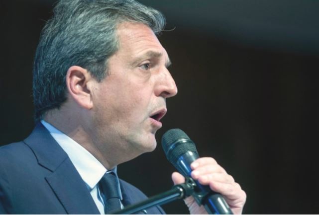 Tras el pedido de Massa de "no comprar dólares", el blue operó en suba ante una mayor demanda | Economía