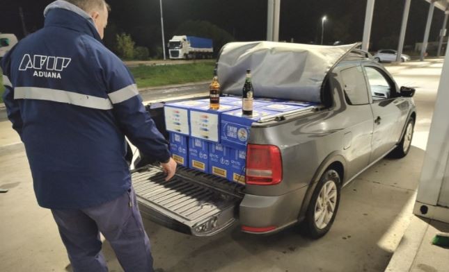 Intentaban cruzar a Uruguay 600 botellas de fernet y más de 200 de whisky | Actualidad