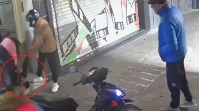 Video: Intentó robar en un edificio céntrico de La Plata y los vecinos casi lo linchan | Actualidad