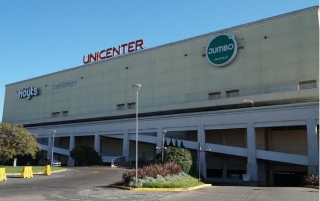 Una empleada de Unicenter le robó los datos de la tarjeta a una clienta y se compró un celular de casi mil dólares | Actualidad