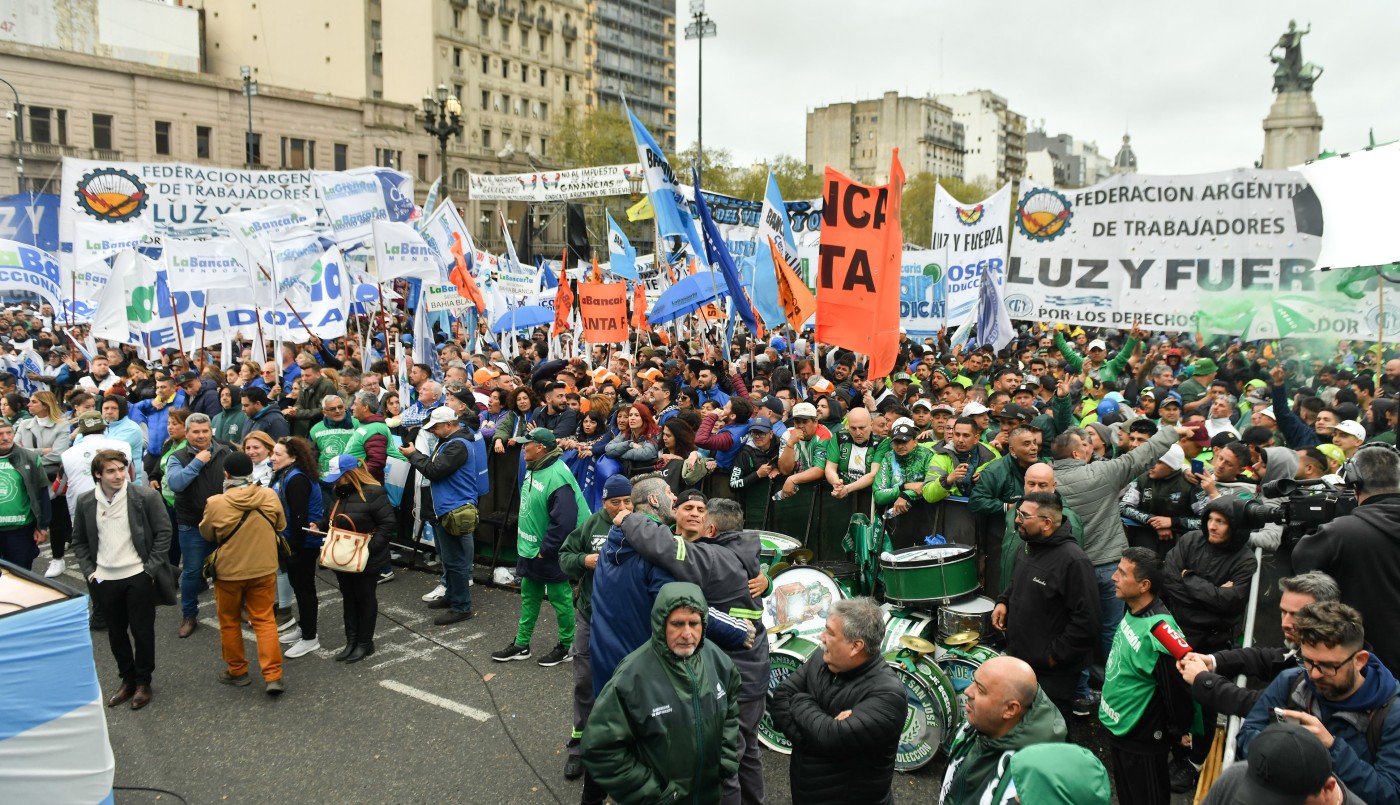 Los sindicatos marcharon al Congreso para apoyar el proyecto que modifica Ganancias | Política