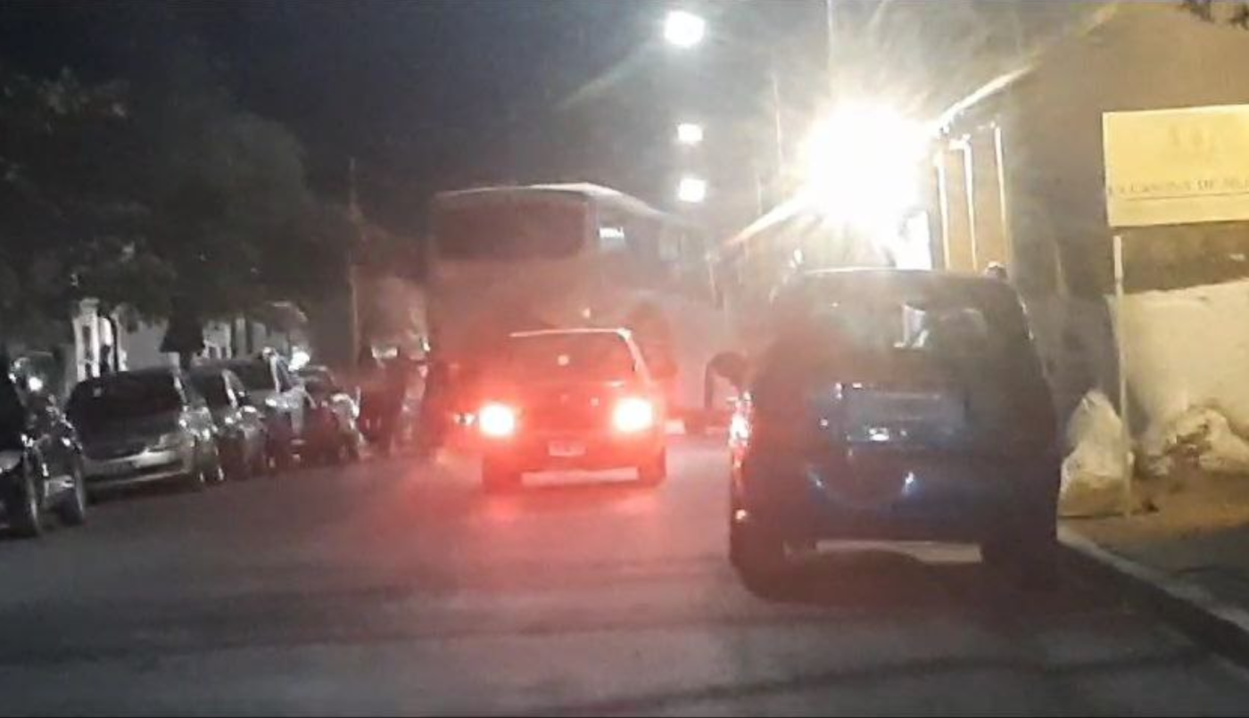 Video: Un colectivo quedó varado y los pasajeros se bajaron a empujarlo para llegar a destino | Actualidad