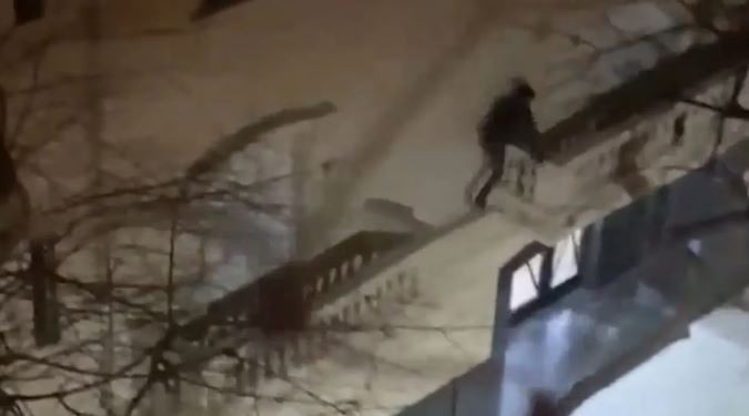 Trepó para robar un edificio en Recoleta y escapó tras ser filmado por los vecinos | Actualidad