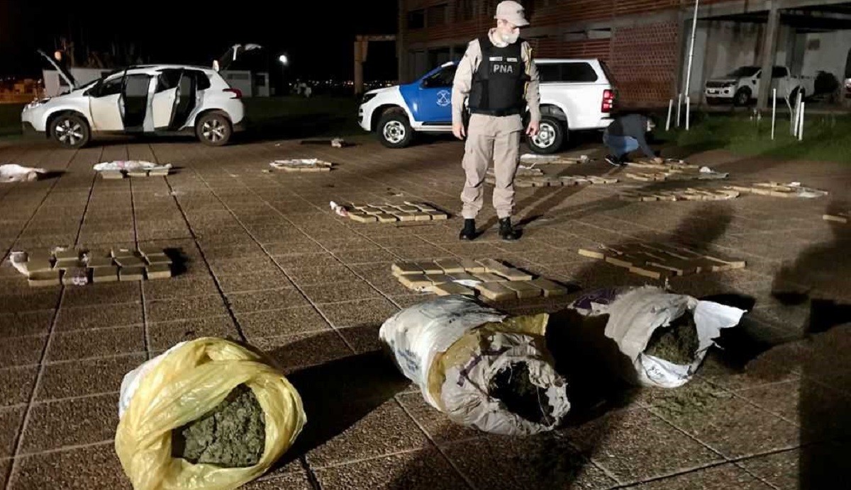Detienen a un hombre que intentaba ingresar 270 kilos de marihuana al país en una embarcación | Actualidad