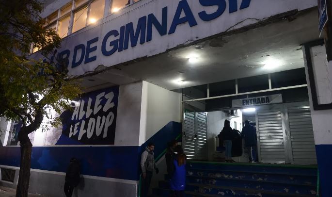 Un hombre de 74 años murió al presenciar una pelea en un partido de básquet en La Plata | Actualidad