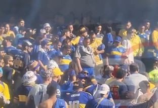 Video: golpiza de los hinchas de Boca a un infiltrado de River en la popular | Deportes